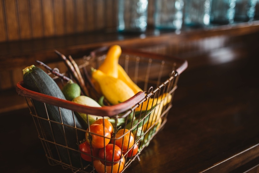 Jak jeść regularnie? O planowaniu posiłków - warzywa i owoce w koszyku